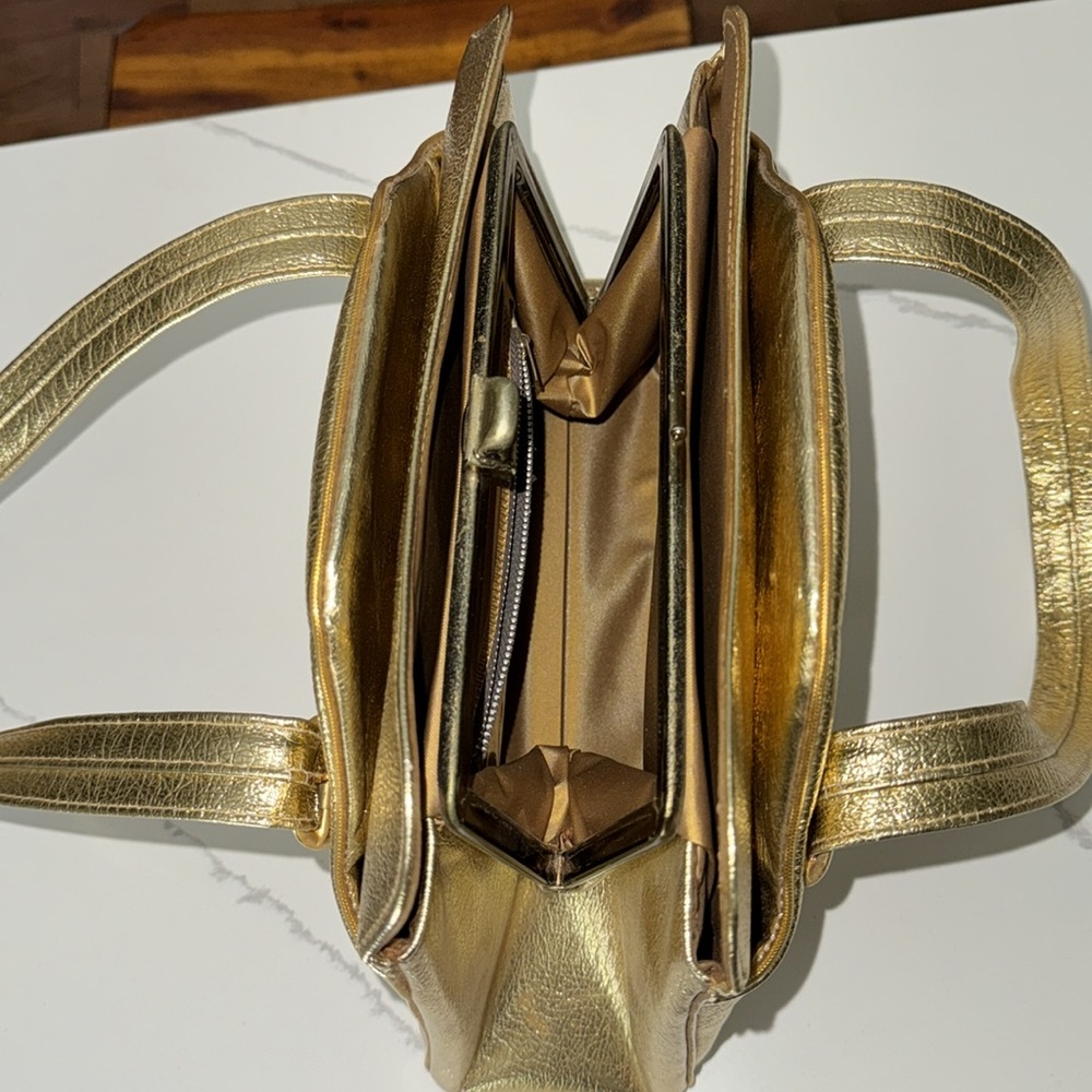 GOLD VINTAGE LOOK PURSE - Picture 4 of 9